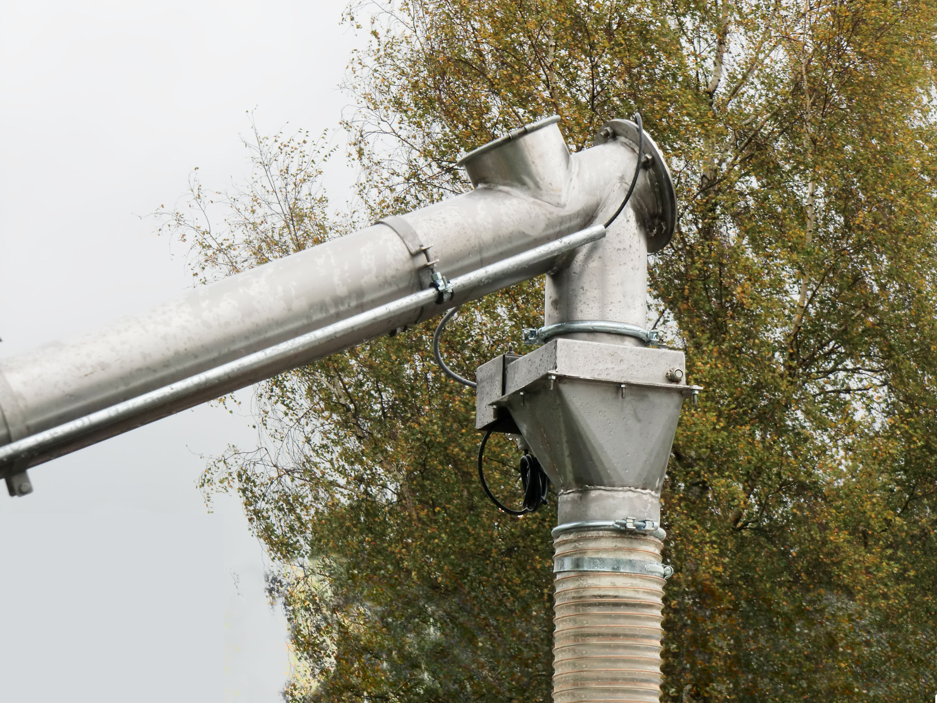 Auslauf mit elektrischer Verschlussklappe und Reinigungsöffnung 