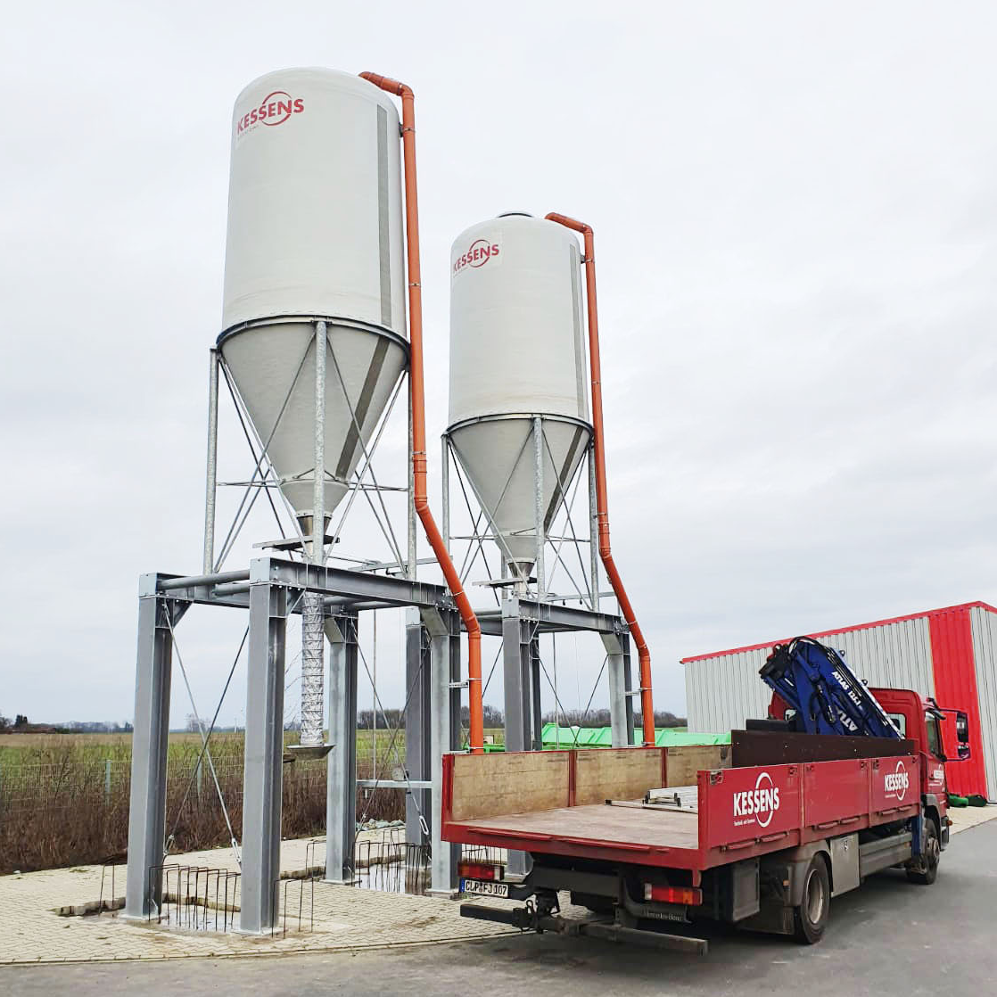 Salzsilo - Fahrzeug vor Salzsilogestell