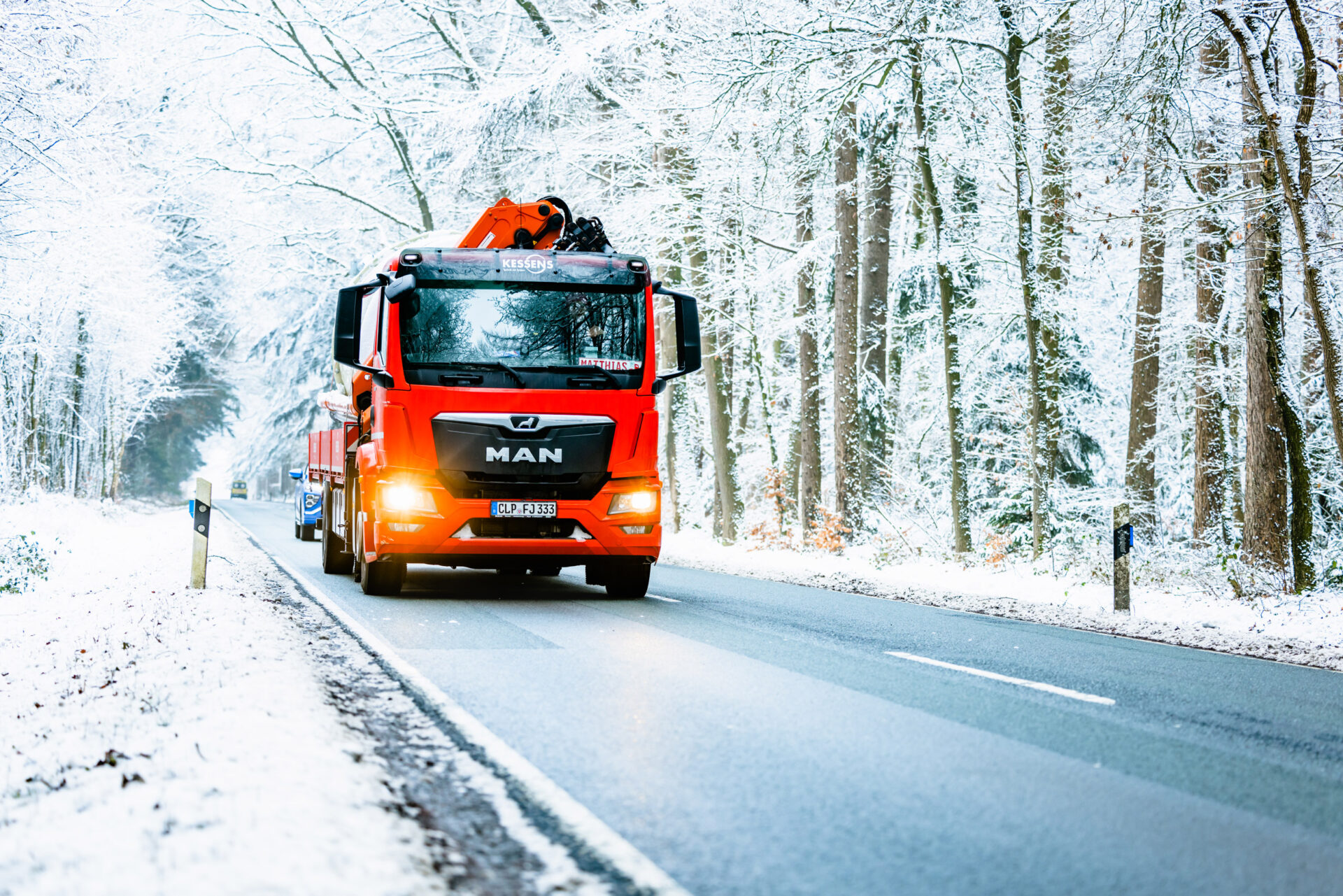 LKW von Kessens samt Logo auf verschneiter Straße auf dem Weg zum Einsatzort - Kessens Technik mit System